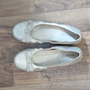 Baretraps gold flats 8.5